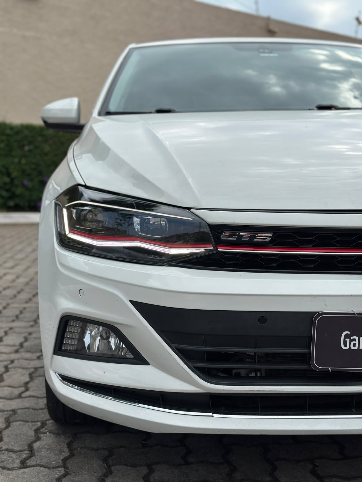Volkswagen Polo GTS branco — detalhe frontal e faróis OEM