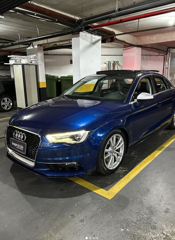 Audi A3 azul estacionado após serviço especializado